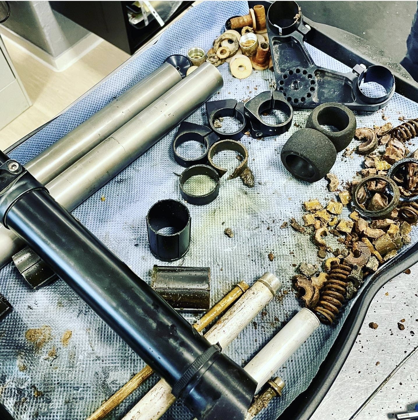 Maintenance of Votec GS 3/4/5 suspension fork with elastomers, seals and bushings