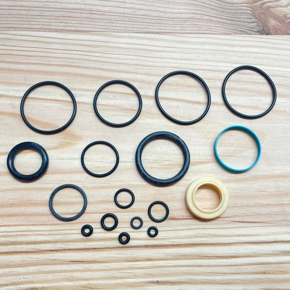 FOX RC4 / RC2 Rear Shock Seal Set – 803-00-379