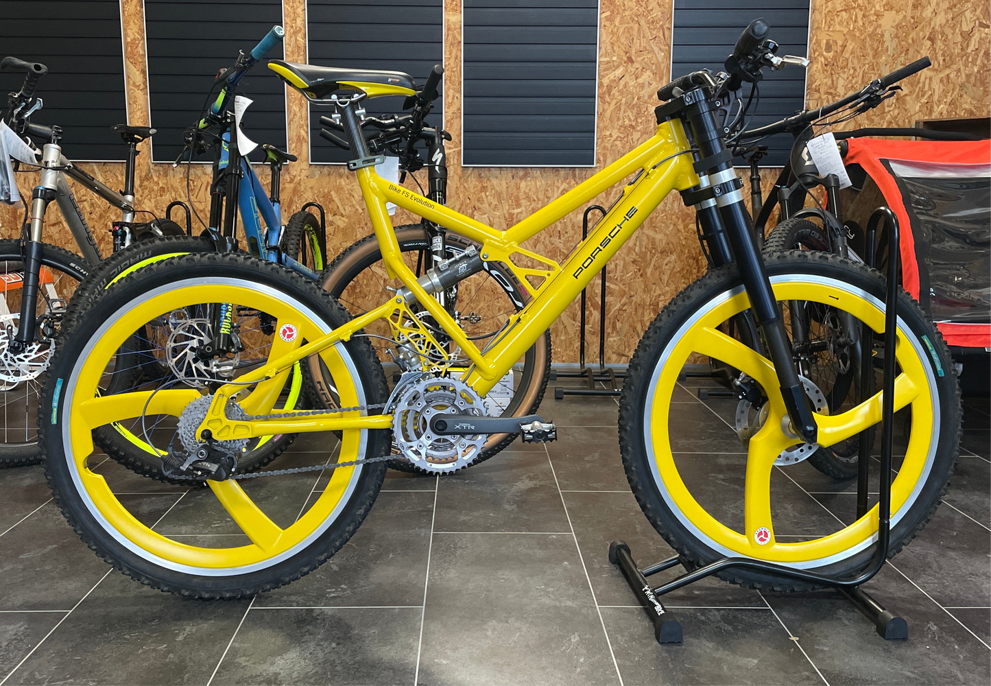 Porsche MTB FS Evolution im Showroom der Dämpferklinik aus dem Baujahr 1998. 